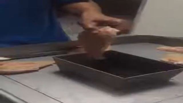 Видео демонстрации работы мясорезки по охлажденке, курице с костями LC-QP300 смотреть онлайн