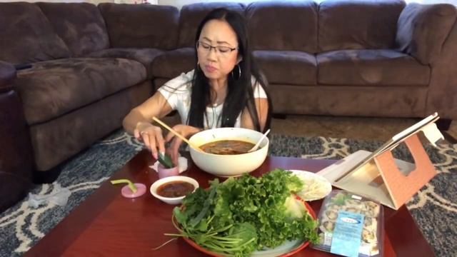Eating homemade spicy pho soup/Naly’s kitchen. смотреть онлайн