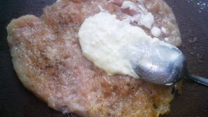 Куриный рулет с омлетом и овощами