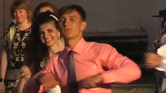 Выпускной в Лутугинской школе №2  танец на площади-(480p25).mp4