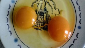 Яичница с беконом, сыром и зеленью