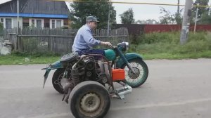 Мотоцикл с двигателем в коляске от ВАЗ 2109.