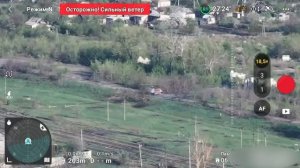 Российский "танк-черепаха" завёз штурмовиков в центральную часть Красногоровки.