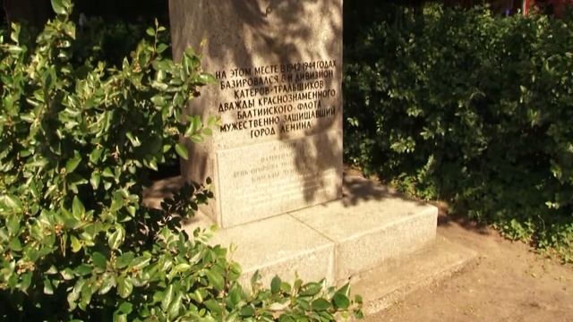 Возложение цветов к памятнику морякам минных тральщиков курсантами ИВО СПбГМТУ