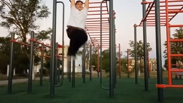 КАК НАКАЧАТЬ ПРЕСС НА ТУРНИКЕ И БРУСЬЯХ/HOW TO UPLOAD THE PRESS ON THE TOURNAMENT AND BARS смотреть онлайн