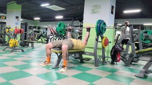 Силовая тренировка по жиму лежа.