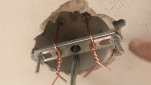 Крепим люстру к потолку на такую вот дыру