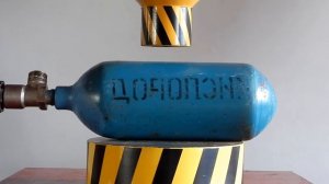 100 тонный гидравлический пресс против кислородного баллона