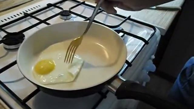 Керамическая сковорода. Яичница глазунья без масла.
