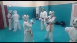 Тренировка по киокушинкай каратэ-до, дети.