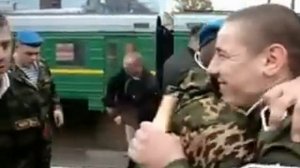 Девченка дождалась парня из армии)))так класно!.