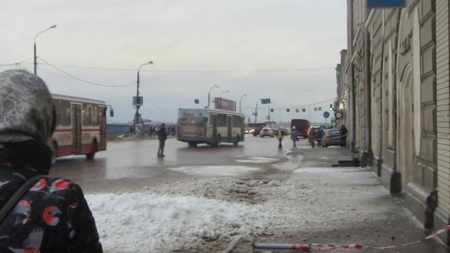 Уборка снега с крыши дома в центре Нижнего Новгорода смотреть онлайн