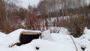 Заснеженная заброшенная свалка мусора