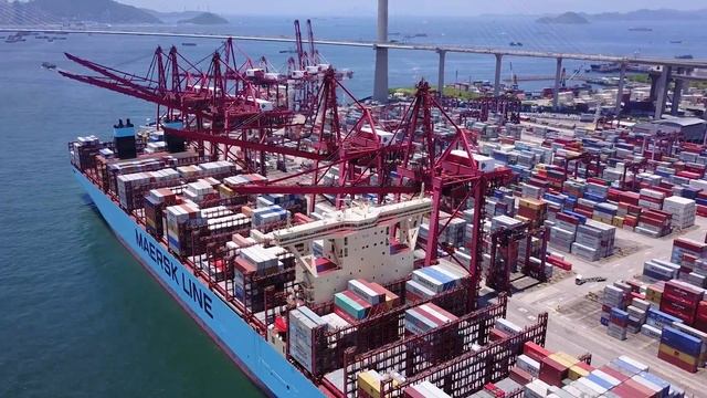 Triple-E vessel Madrid Maersk calls at Modern Terminals in Hong Kong 9 July 2017 смотреть онлайн