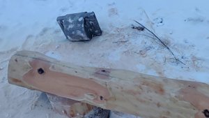 Соединение двухъ брёвенъ въ длинной стене съ помощью "мамы" и "папы"