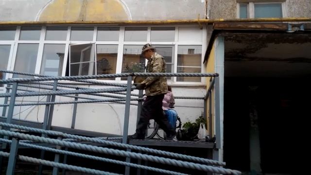 Выход есть: удобный пандус от балкона! смотреть онлайн