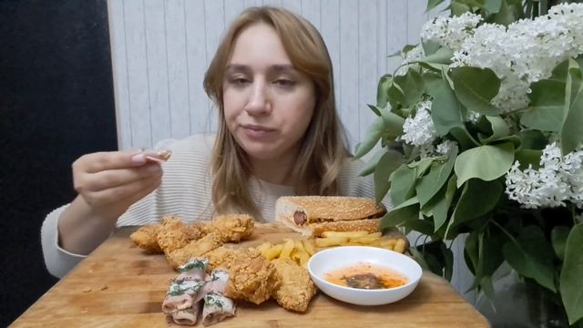 МУКБА??:#курица#курочка #картошкафри #хотдог хотя #food #eting #еда #mukbang #мукбанг #рулетики
