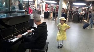 Tiny Dancer Astonishes Street Pianist