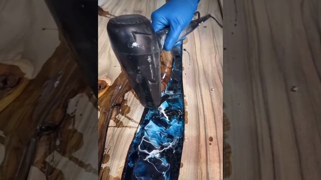 Процесс создания стола из эпоксидной смолы с оригинальным рисунком смотреть онлайн