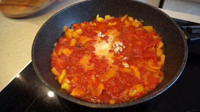 МАГИЯ ВОСТОКА!!! ШАКШУКА: как приготовить яичницу мечты #шакшука #shakshuka #яичницаспомидорами