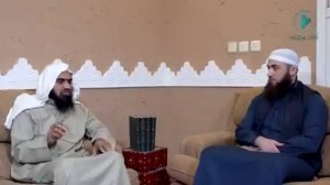 Нужно ли во время земного поклона в намазе  соединять ноги  ?