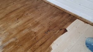 Покрываем пол маслом