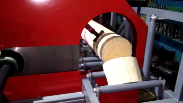 Торцовочный станок для оцилиндрованного бревна смотреть онлайн