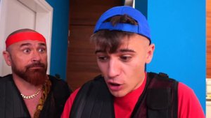 НАС ПРЕСЛЕДУЕТ ЗОМБИ ПОЛИЦЕЙСКИЙ!