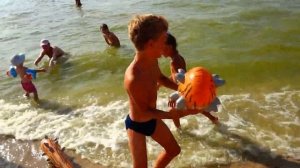 Ейск. Дети дерутся на пляже.