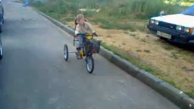 Ребёнок с ДЦП катается на велосипеде. смотреть онлайн