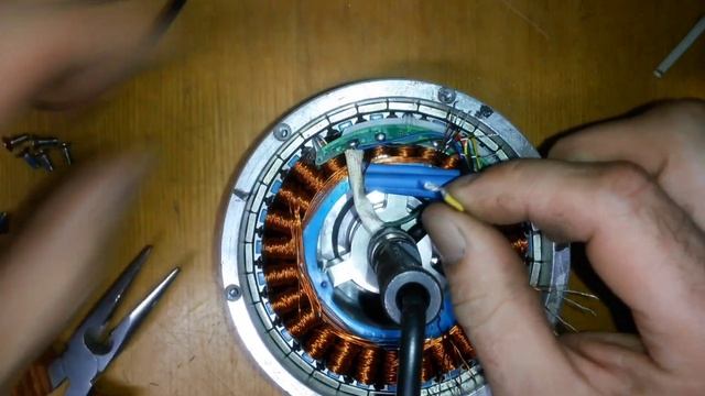 Изменение напряжения моторколеса для ветрогенератора смотреть онлайн