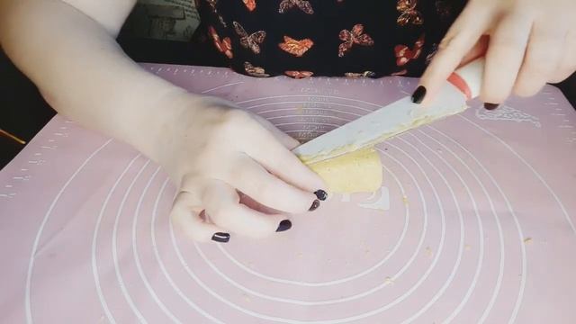 Как слепить свечу из воска?