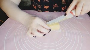 Как слепить свечу из воска?