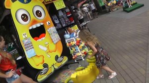 Minion battle / Игра Убей Миньона Бананом в парке Ривьера г.Сочи