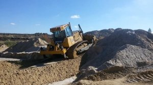 Работа бульдозера в песчаном карьере. John Deere 850JII