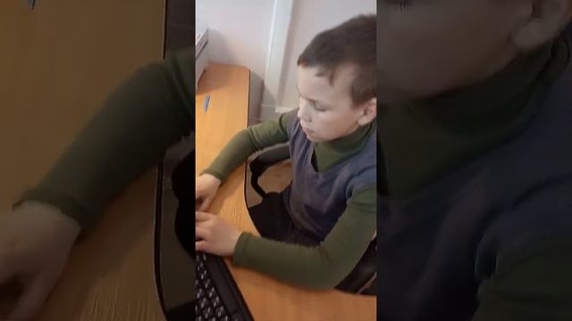Пацан дерётся