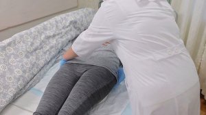 Краткий курс по уходу за лежачими пациентами (часть 2). Подмывание над судном