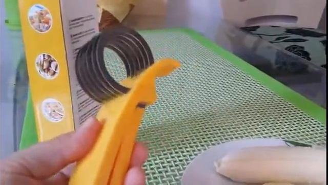 Бананорезка) или как красиво нарезать банан...уникальное приспособление!