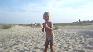 Танцующий мальчик на пляже