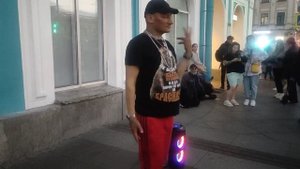 Очень красивый танец в исполнении танцора Майкла на набережной канала Грибоедова в Санкт-Петербурге