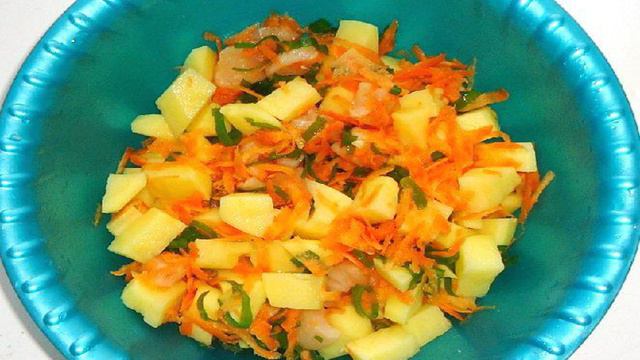 Картофель с курицей в горшочках