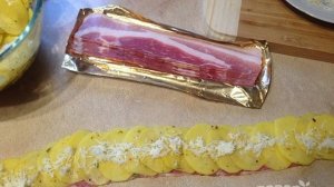 Розы из картофеля с беконом