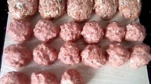 Заготовки полуфабрикатов из фарша в морозилку.
