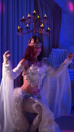 Танец с канделябром Tanita Moore