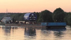 Катер Варяг и Буксир-толкач Яркий с баржей БН-1 с негабаритным грузом