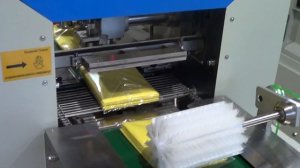 Упаковка вискозных салфеток по 5 штук на упаковочной машине ALD-450X-SERVO3