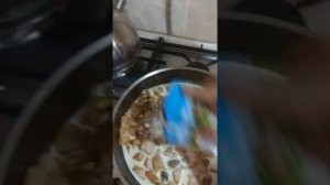 Макароны с курицей и грибами в сливочном соусе с сыром.