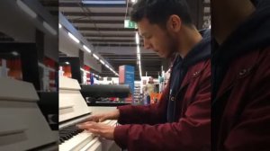 ПАРЕНЬ КЛАССНО ИГРАЕТ НА ПИАНИНО ,В МАГАЗИНЕ😍🤩