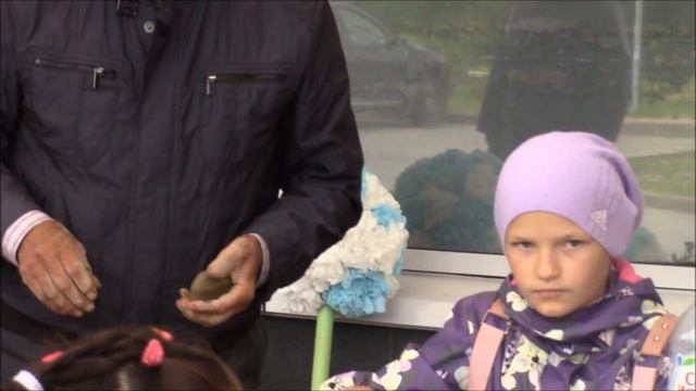 Лепка из глины на празднике города Коммунар смотреть онлайн