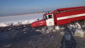 Пожарная машина провалилась под лёд